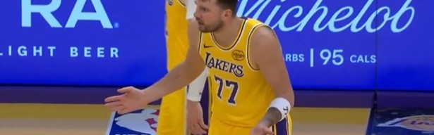 世界杯注册平台-东契奇一直摊着手抱怨 黄蜂解说嘲讽：这家伙就是个怨妇