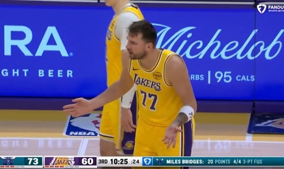 世界杯注册平台-东契奇一直摊着手抱怨 黄蜂解说嘲讽：这家伙就是个怨妇